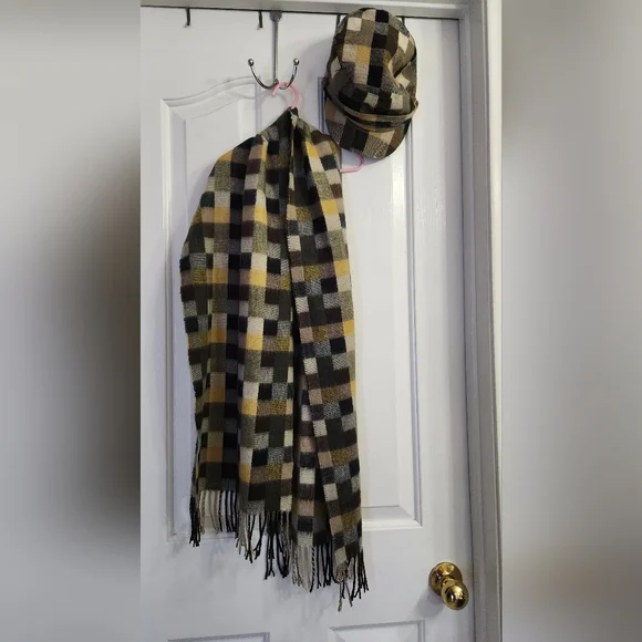 Plaid scarf and matching hat set in a checkered pattern with colors of brown - Picture 13 of 13
